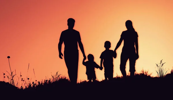 Silhueta Família Com Seus Filhos Pequenos Pôr Sol Fundo — Fotografia de Stock