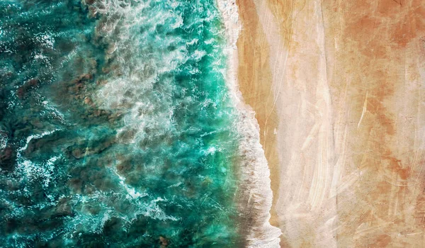 Okyanusun dalgalarıyla deniz manzarası..