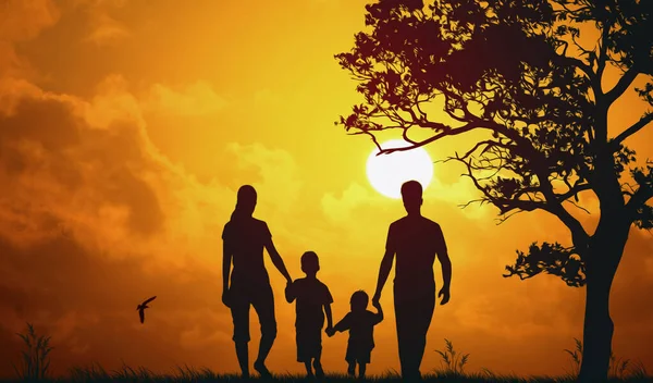 Sahilde çocuklu bir aile silueti.