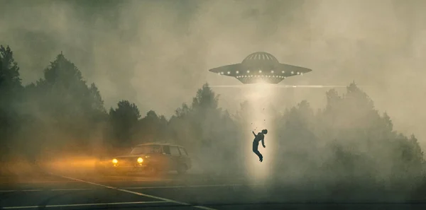 Siste silahlı takım elbiseli bir adam.