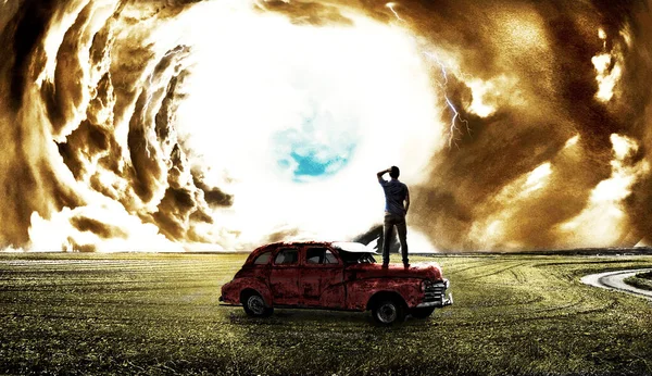 Arabadaki kişi tuhaf görünüyor ve ay manzarası duvar kâğıdı tasarımı.