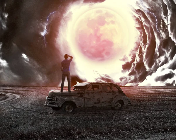 Arabadaki kişi tuhaf görünüyor ve ay manzarası duvar kâğıdı tasarımı.