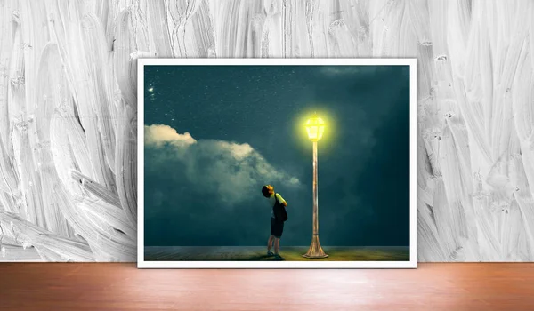 Ahşap zemindeki büyük sokak lambalarına bak. Bulutlu gökyüzü çizimi kavramına..