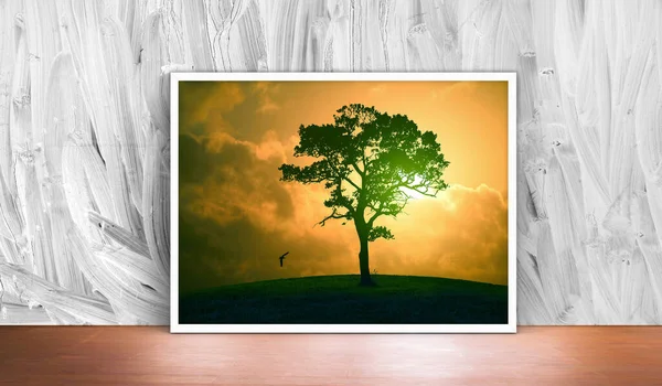 Gün batımındaki ağaç silueti duvar kâğıdı tasarımı.