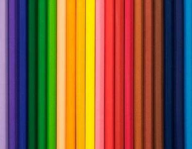 Çizim için bir set kalem. Kalemlerin parlak, gökkuşağı arkaplanı.