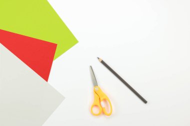 DIY ve çocukların yaratıcılığı. Adım adım talimatlar: Lale çiçeğiyle kalp şeklinde bir kart nasıl yapılır. Adım 1. Üretim için hazırlık.