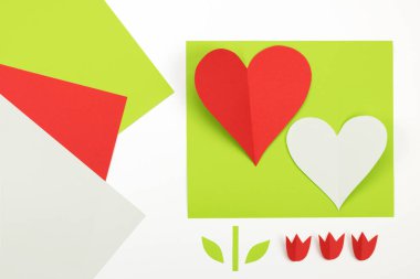 DIY ve çocukların yaratıcılığı. Adım adım talimatlar: Lale çiçeğiyle kalp şeklinde bir kart nasıl yapılır. Adım 2. Uygulama için parçaların hazırlanması.