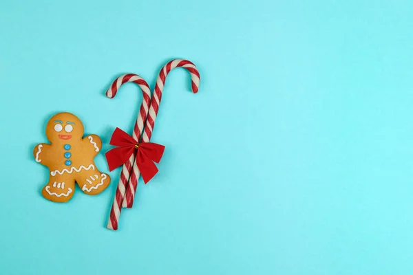 美味的自制生姜饼干 以男人的形式出现 还有蓝色背景的圣诞糖果 圣诞节的背景平整的风格 复制空间 — 图库照片