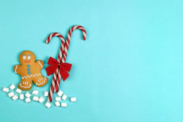 美味的自制生姜饼干 男人的形式 圣诞糖果和棉花糖蓝色背景 圣诞节的背景平躺在床上复制空间 — 图库照片