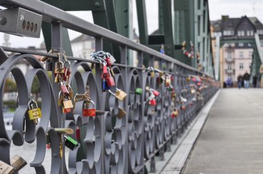 bir köprü kilitler