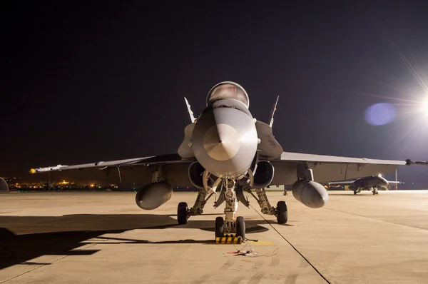 avcı uçağı f-18