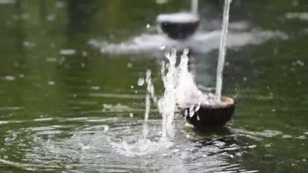 Wasser fließt aus dem Brunnen auf dem Teller — Stockvideo