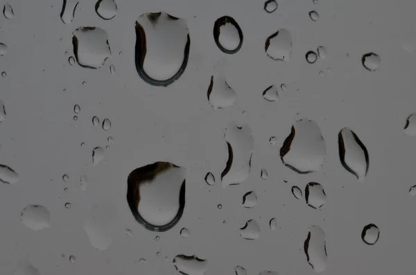 Yağmur damlaları penceresinde. Makro