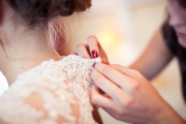 Gelinlik, kol düğmeleri ile kadar düğmelerini.