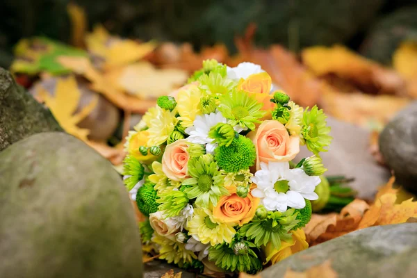 Beautiful wedding bouquet of yellow-green — Stock Photo, Image