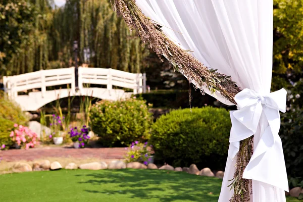 Bröllop arch med ljuskrona och lavendel — Stockfoto