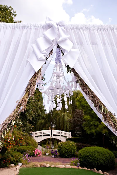 Bröllop arch med ljuskrona och lavendel — Stockfoto