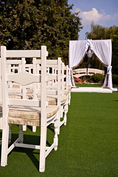 Arco de casamento com um lustre e lavanda — Fotografia de Stock