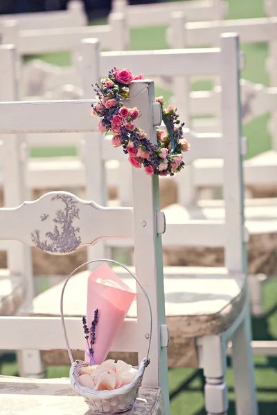 Casamento cerimônia cadeiras e uma grinalda de rosas Imagem De Stock