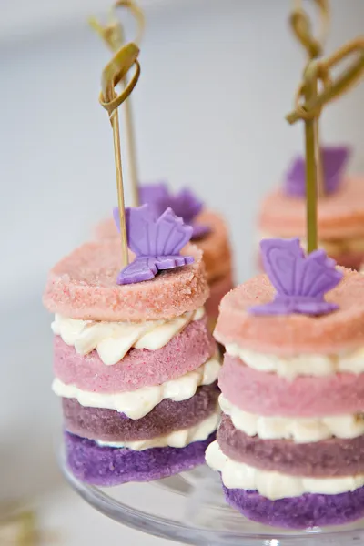 Torte rotonde rosa e viola con farfalla viola — Foto Stock