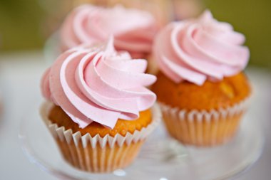 pembe kremalı cupcake