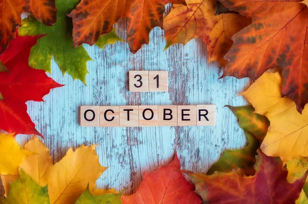 Flatlay Herbstfarbenes Ahornblatt Hallo November Inschrift Holzbuchstaben Auf Dem Tisch — Stockfoto