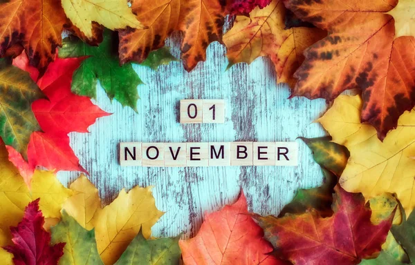Flatlay Herbstfarbenes Ahornblatt Inschrift November Holzbuchstaben Auf Dem Tisch Hintergrund — Stockfoto