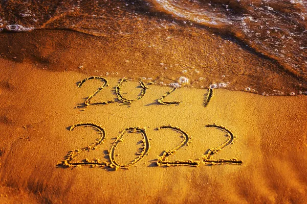 Deniz kenarında mutlu yıllar 2022. 2021 yılının soyut arkaplan fotoğrafı
