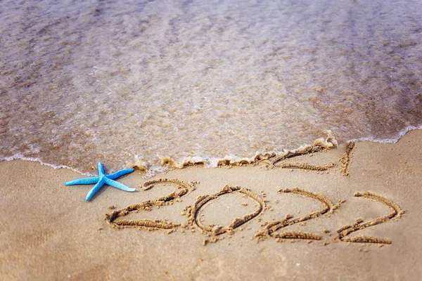 Deniz kenarında mutlu yıllar 2022. 2021 yılının soyut arkaplan fotoğrafı