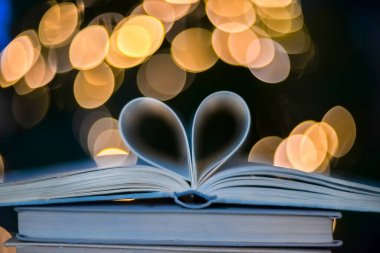 Bokeh arka planda kalp şeklinde bir kağıt kitap. Sevgililer Günü. aşk sembolü