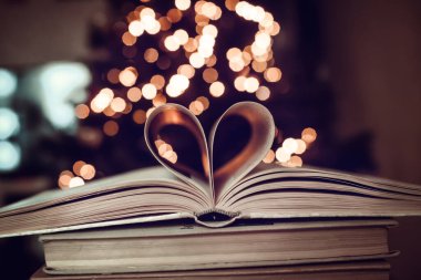 Bokeh arka planda kalp şeklinde bir kağıt kitap. Sevgililer Günü. aşk sembolü