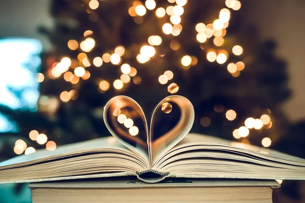 Papierbuch Herzform Auf Einem Bokeh Hintergrund Valentinstag Liebessymbol — Stockfoto