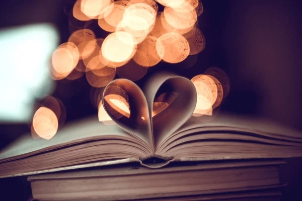 Papierbuch Herzform Auf Einem Bokeh Hintergrund Valentinstag Liebessymbol — Stockfoto