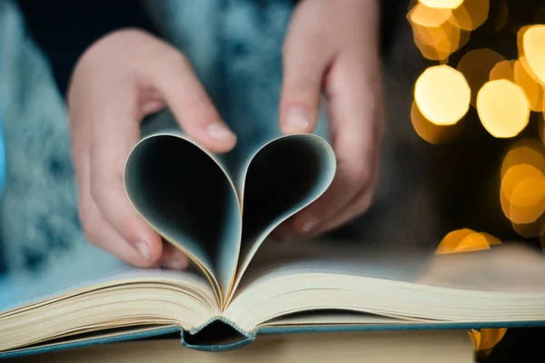 Großformatige Hände Formen Aus Buchpapier Ein Herz Valentinstag — Stockfoto