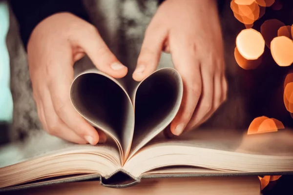 Großformatige Hände Formen Aus Buchpapier Ein Herz Valentinstag — Stockfoto