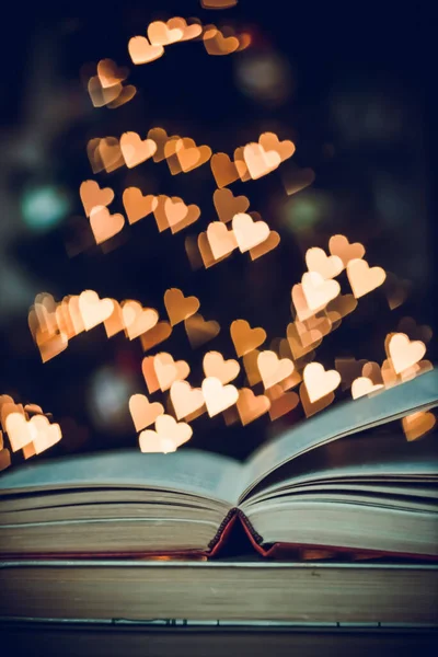 Een Stapel Boeken Retro Stijl Bokeh Harten Lichten Achtergrond Valentijnsdag — Stockfoto