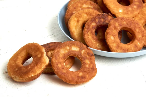 Donuts de coalhada fritos em uma placa azul — Fotografia de Stock