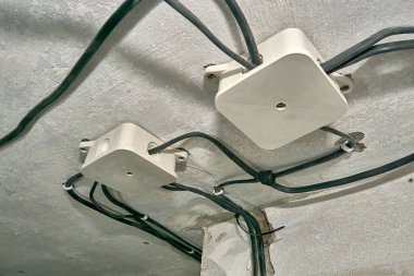 Dış bağlantı kutuları kullanılarak elektrik kurulumu ve elektrik kablosu bağlantısı.