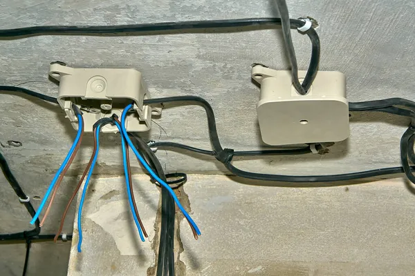 Dış Bağlantı Kutusundaki Elektrik Kablolarının Yerleşimi Bağlantısı Tavana Sabitlendi — Stok fotoğraf