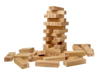 Jenga Kulesi tahta bloklardan yapılan bir masa oyunudur. Ev eğlencesi. Beyaz arkaplanda