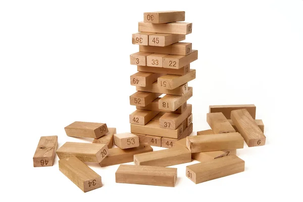 Jenga Tower是一款用木块做的棋盘游戏。家庭娱乐。白色背景 — 图库照片