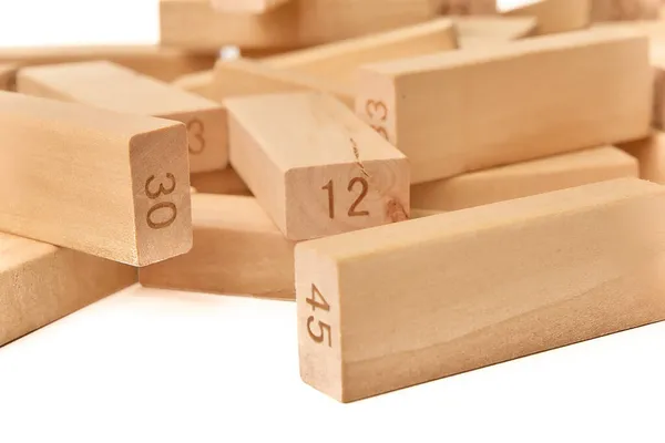 Holzblöcke des Spiels Jenga Tower auf weißem Hintergrund in Großaufnahme. Unterhaltung zu Hause — Stockfoto