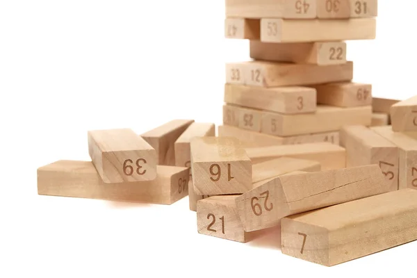 Gefallene Holzklötze aus dem Jenga Tower Spiel auf weißem Hintergrund in Großaufnahme. Unterhaltung zu Hause — Stockfoto