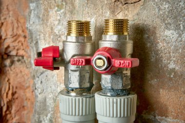 Banyodaki mikseri bağlamak için polipropilen bir boruya top valfi yerleştirilmesi