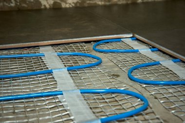 Fayansların altına elektrikli paspas seriyorum. Yerler sıcak. Isıtma katı.