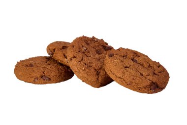 Beyaz arka planda kakaolu ve çikolata parçalı kurabiyeler..