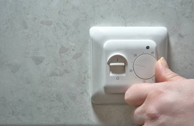 Odadaki sıcak zeminin sıcaklığının ayarlanması, sıcak zemin için elektronik-mekanik termostat, iç mekan kurulumu..