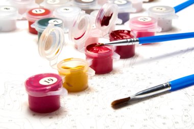 Resimler için suluboya boya kavanozlarını ve fırçaları arkaplandaki rakamlarla numaralandırın.