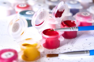 Resimler için suluboya boya kavanozlarını ve fırçaları arkaplandaki rakamlarla numaralandırın.