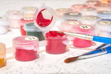 Resimler için kırmızı boya ve fırçaları arkaplandaki rakamlarla aç.